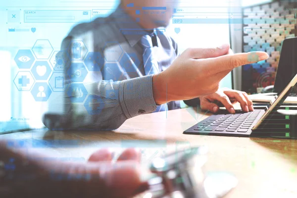 Modern dijital ile çalışan takımVe ile toplantı tıp doktor