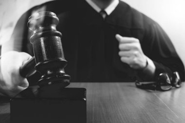 Adalet ve hukuk kavramı. G çarpıcı bir mahkemede erkek yargıç