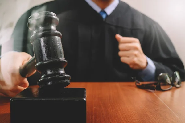 司法和法律概念。男性法官在法庭上醒目的 g — 图库照片