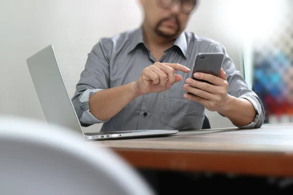 Empresário mão usando pagamentos móveis compras on-line, lápis, om — Fotografia de Stock