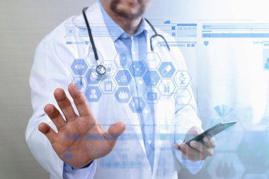 Tıbbi teknoloji kavramı. Doktor el ile modern zeki çalışma
