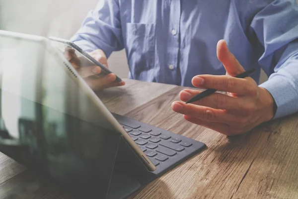 Mano de hombre de negocios éxito utilizando lápiz lápiz lápiz, acoplamiento tableta digital — Foto de Stock