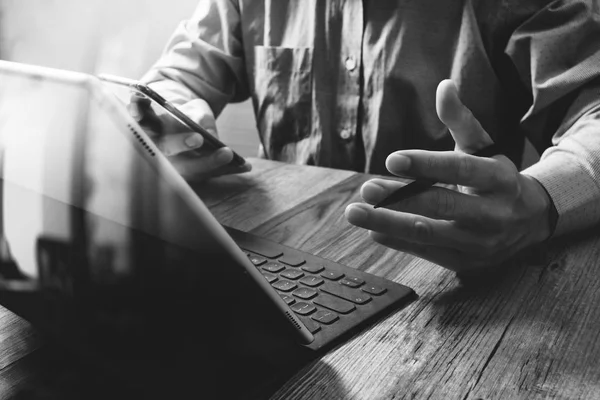 Erfolg Geschäftsmann Hand mit Stift, digitale Tablet-Docking — Stockfoto