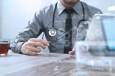 Akıllı tıp doktoru el akıllı telefon, dijital tablo ile çalışma