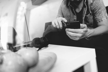 genç adam akıllı telefon l ile hattan alışveriş kanepe üzerinde oturuyor