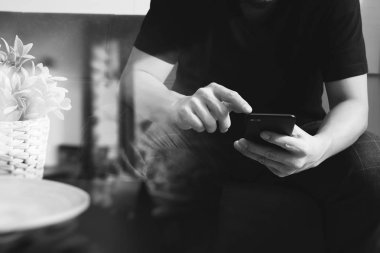 Akıllı fon online mobil ödeme için sh kullanarak tasarımcı adam ele