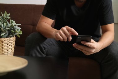 Akıllı fon online mobil ödeme için sh kullanarak tasarımcı adam ele