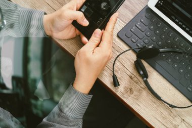 adam el ile dijital tablet comp VoIP kulaklık kullanarak Üstten Görünüm