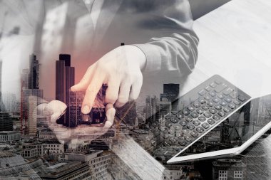 adam el ile dijital tabl VoIP kulaklık kullanarak çift pozlama