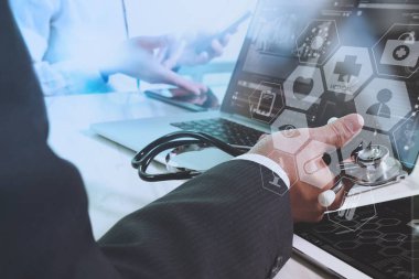 Tıp doktoru el akıllı telefon, dijital tablet comp ile çalışma