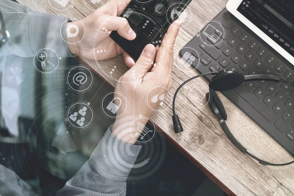 Вид зверху людської руки за допомогою гарнітури VOIP з цифровим планшетним комп'ютером — стокове фото