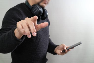 Akıllı fon tutan hayali bir düğmeye basarak işadamı el