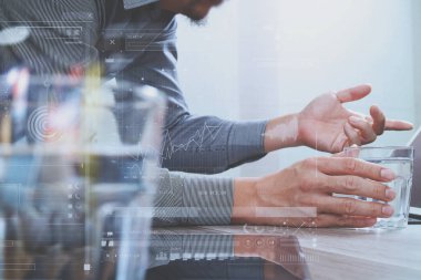 Web sitesi tasarımcısı dijital tablet çalışma su tutarak bir