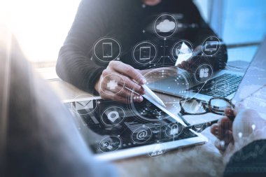 Akıllı telefon, mobil ödeme onli kullanarak tasarımcı iş adamı ele