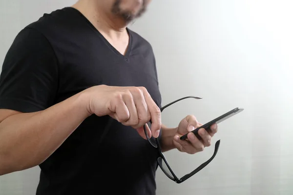 Projektant strony z okularów za pomocą inteligentnego telefonu dla mobilnych płatności — Zdjęcie stockowe