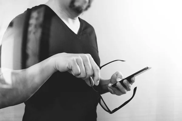 Mano de diseñador con gafas usando teléfono inteligente para pago móvil — Foto de Stock