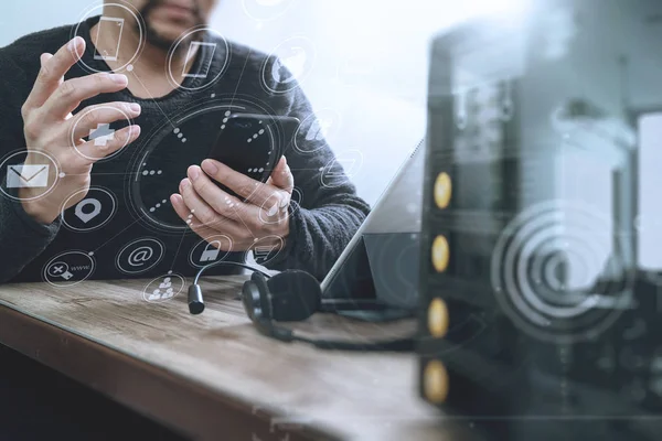 Mann Hand mit VoIP-Headset mit digitalem Tablet-Computer-Docking — Stockfoto