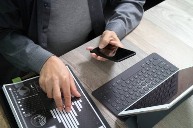 akıllı telefon, mobil ödeme o kullanarak iş adamı el Üstten Görünüm