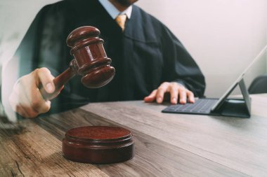 Adalet ve hukuk kavramı. G çarpıcı bir mahkemede erkek yargıç