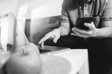 Tasarımcı adam el laptop sık ve mobil ödeme No kullanma