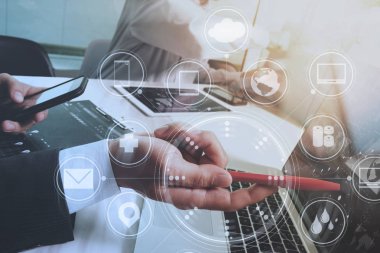 Akıllı telefon, mobil ödeme onli kullanarak tasarımcı iş adamı ele