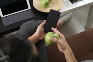 Mobil ödeme online busine için akıllı telefon kullanılarak hipster el