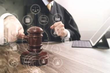 işadamı el kullanarak akıllı telefon, mobil ödeme online alışveriş, omni kanal, dijital tablet yerleştirme klavye bilgisayar, sıkıştırılmış sunucu 
