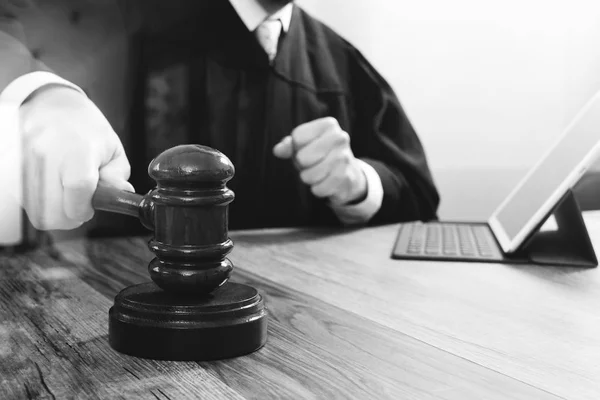 Justitie en wetgeving concept. Mannelijke rechter in een rechtszaal opvallend de g — Stockfoto