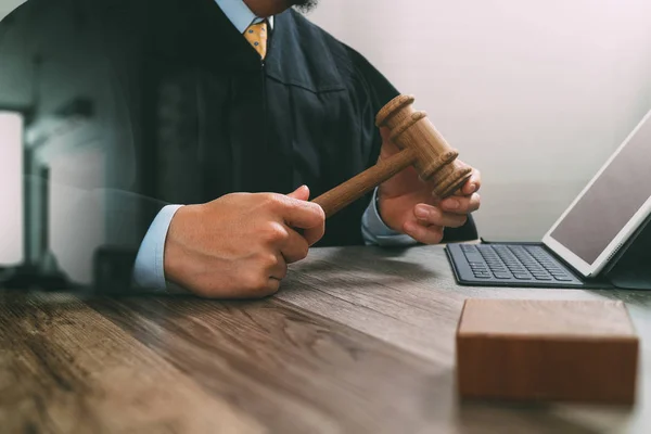 Justicia y el concepto de la ley.Male juez en una sala de audiencias golpeando el g — Foto de Stock