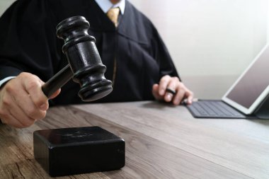 Adalet ve hukuk kavramı. G çarpıcı bir mahkemede erkek yargıç