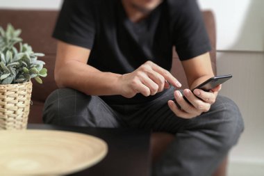 Akıllı fon online mobil ödeme için sh kullanarak tasarımcı adam ele