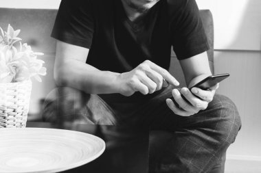 Akıllı fon online mobil ödeme için sh kullanarak tasarımcı adam ele