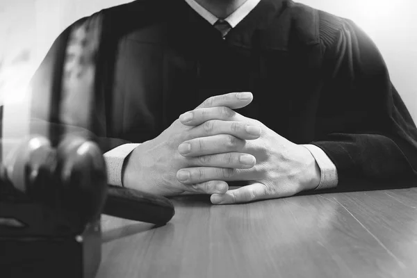 Justicia y el concepto de la ley.Male juez en una sala de audiencias golpeando el g —  Fotos de Stock