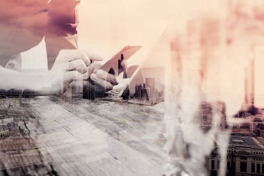 akıllı telefon, telefon kullanarak iş adamı el çift pozlama ödemek