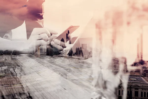 akıllı telefon, telefon kullanarak iş adamı el çift pozlama ödemek