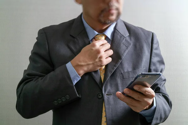 Sikeres üzletember gazdaság nyakkendő, és segítségével okos telefon, a gondolkodás, a f — Stock Fotó