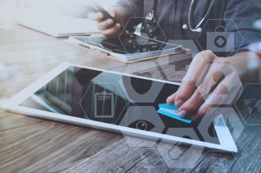 Akıllı telefon, mobil ödeme onli kullanarak tasarımcı iş adamı ele