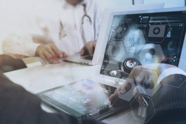 Tıp doktoru el akıllı telefon, dijital tablet comp ile çalışma