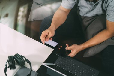 hipster el kullanarak akıllı telefon, dijital tablet yerleştirme klavye, h