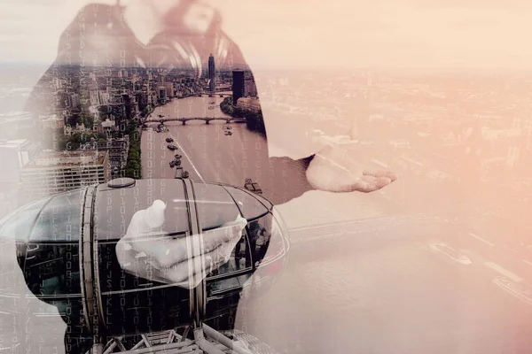 kukuletalı adam dinlerken kulaklık ile hippi çift pozlama 