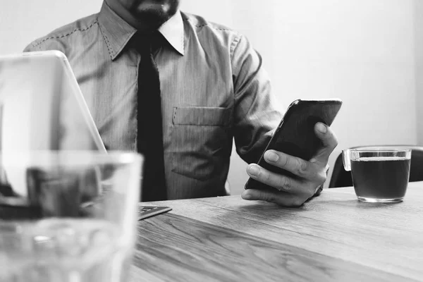 Éxito hombre de negocios mano usando el teléfono inteligente, acoplamiento de tableta digital — Foto de Stock