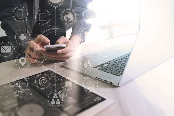 Hombre de negocios mano usando el teléfono inteligente, pagos móviles en línea shoppi — Foto de Stock