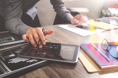 Akıllı telefon ve çalışma bilgisayar digita tutarak Web sitesi tasarımcısı