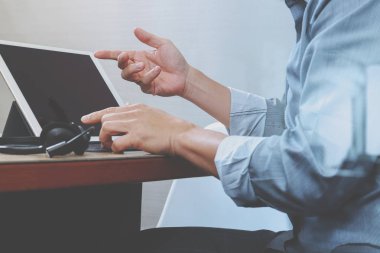 Dijital tablet bilgisayar doktor ile VoIP kulaklık kullanarak iş adamı