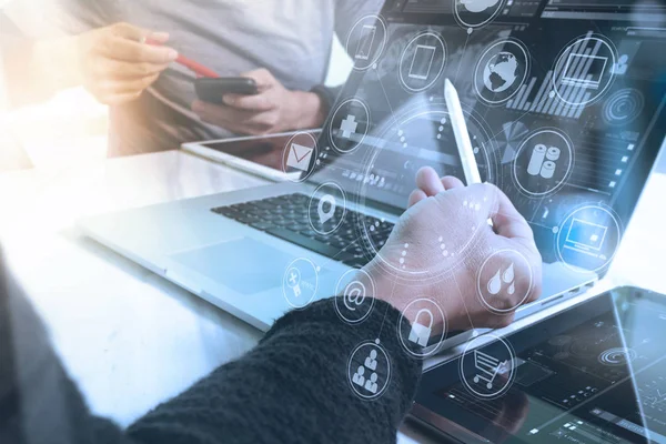 Akıllı telefon, mobil ödeme onli kullanarak tasarımcı iş adamı ele