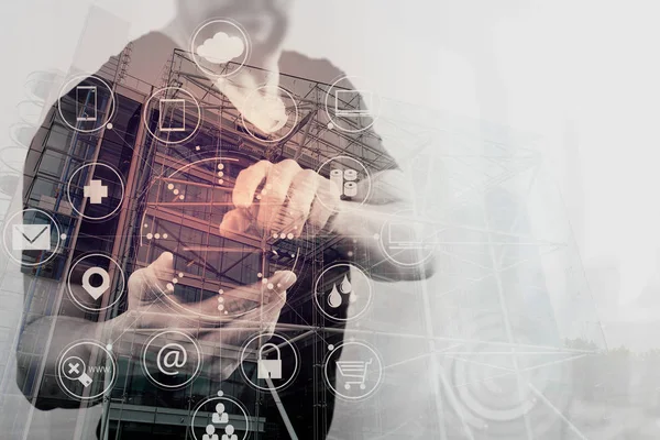 Doble exposición de la mano del hombre de negocios utilizando el teléfono inteligente para móviles — Foto de Stock