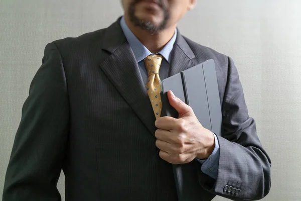 Empresário sucesso segurando computador tablet digital, vista frontal, f — Fotografia de Stock