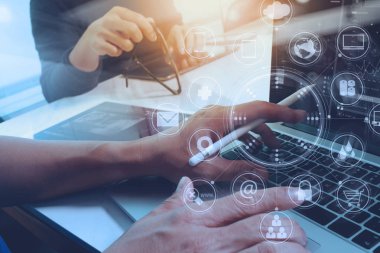 Akıllı telefon, mobil ödeme onli kullanarak tasarımcı iş adamı ele