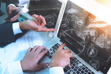 Akıllı telefon, mobil ödeme onli kullanarak tasarımcı iş adamı ele