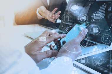 Akıllı telefon, mobil ödeme onli kullanarak tasarımcı iş adamı ele